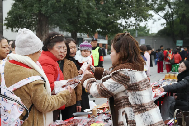 图为展销活动现场